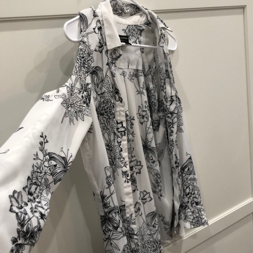 Set of 2 blouses shoulder free long sleeve
